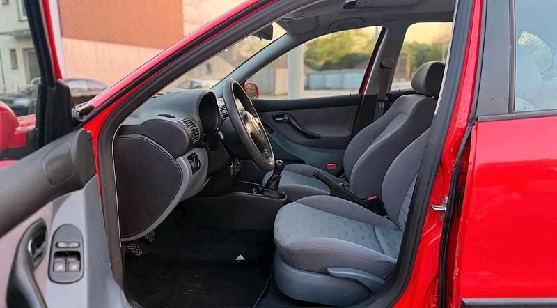 Second-hand Seat Leon 105 CP (77 kW) 2001 Roșu Hatchback