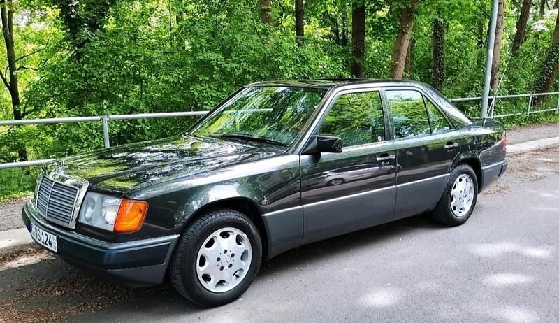 Schwarz Gebraucht 1992 Mercedes E200 Limousine | 13.999 € - Bild 1/4