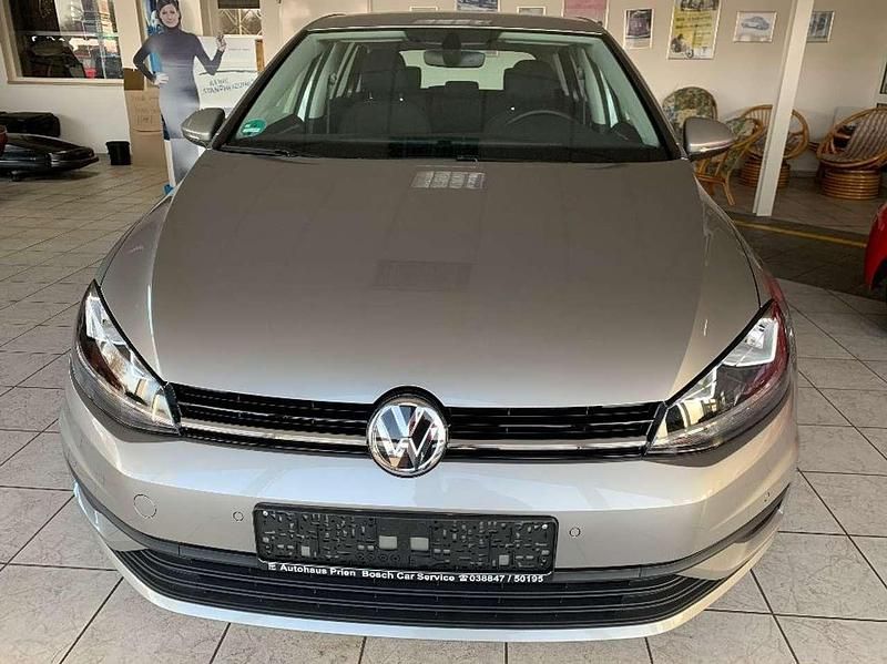 Second-hand VW Golf VII Trendline 116 CP (85 kW) 2019 Argintiu Berlinǎ