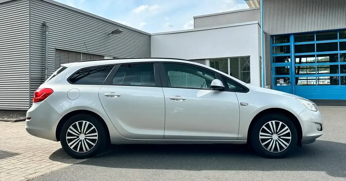 Gebraucht Opel Astra 101 PS (74 kW) 2011 Silber Kombi