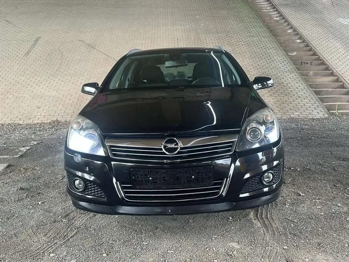 Gebraucht Opel Astra Sport 150 PS (110 kW) 2009 Saphirschwarz mi2 Kombi