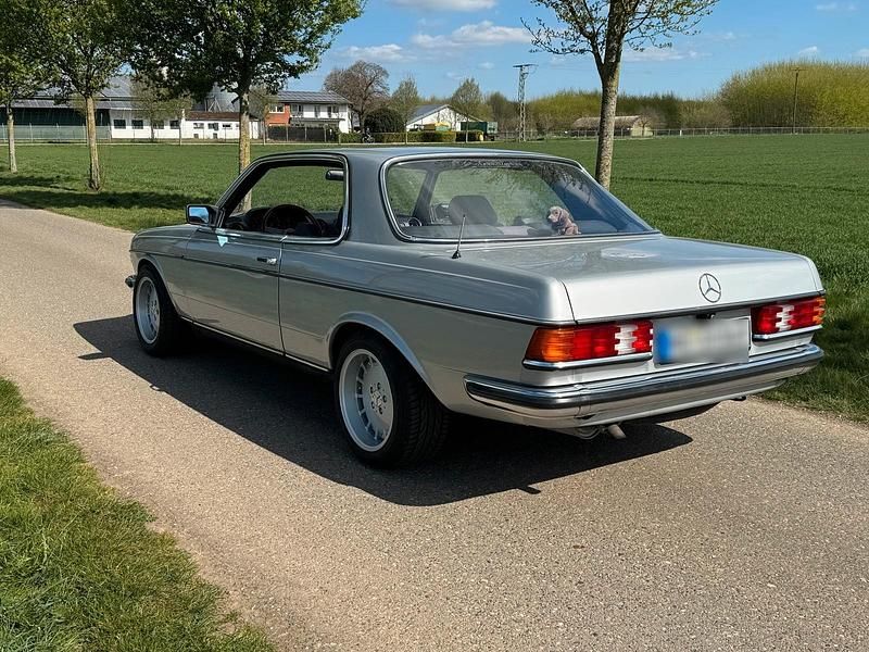 Gebraucht Mercedes 230 166 PS (122 kW) 1984 Silber Coupé