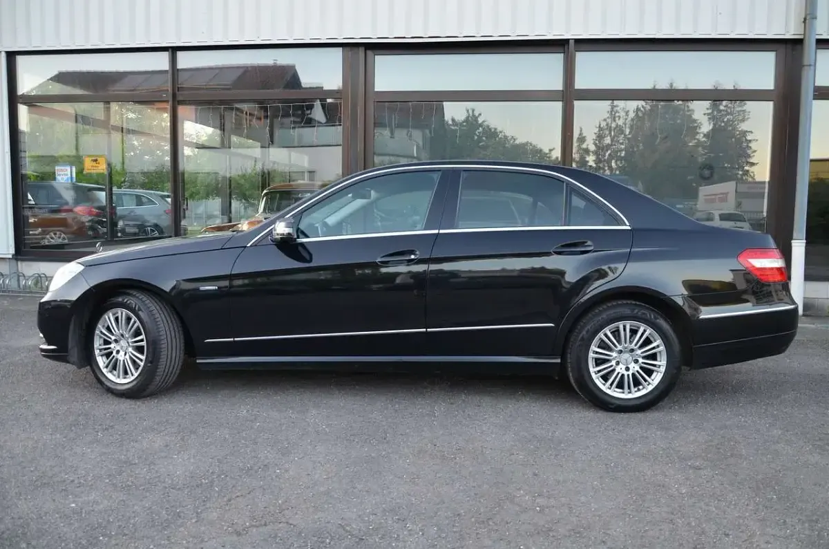 Gebraucht Mercedes E200 136 PS (100 kW) 2012 Obsidianschwarz  metalliclack Limousine