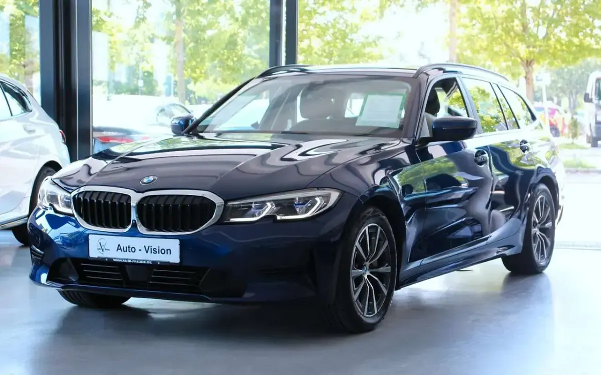 Używany BMW 330 Advantage 265 KM (194 kW) 2020 Niebieski Sedan/Limuzyna