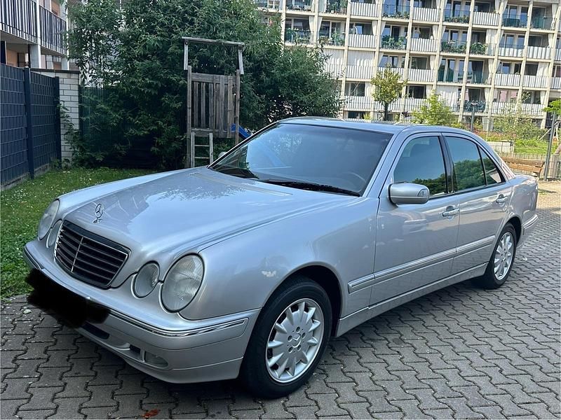 Silber Gebraucht 2000 Mercedes E240 Limousine | 4.950 € - Bild 1/4