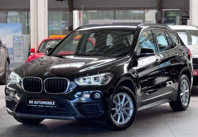 Black sapphire metallic Gebraucht 2018 BMW X1 Advantage SUV | 19.490 € (Fairer Preis) - Bild 1/4
