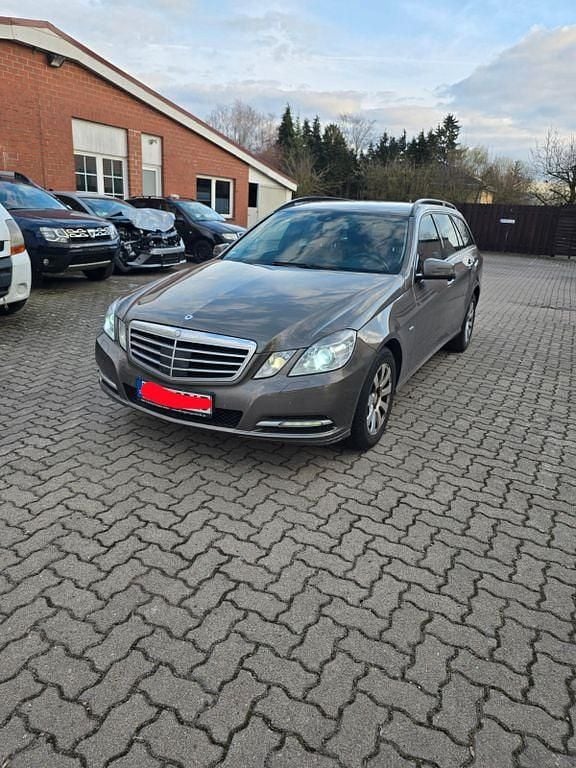 Gebraucht Mercedes E220 170 PS (125 kW) 2011 Grau Kombi