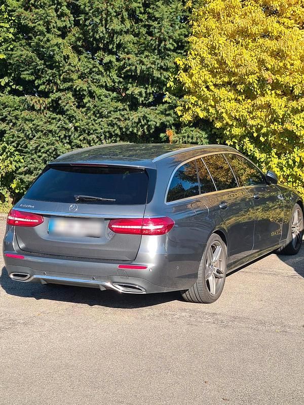 Grau Gebraucht 2017 Mercedes E220 AMG line Kombi | 22.500 € (Fairer Preis) - Bild 1/4