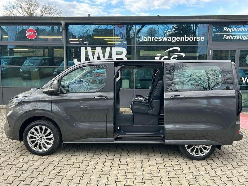 Grau Gebraucht 2025 Ford Tourneo Titanium Van / Kleinbus | 59.970 € - Bild 1/3