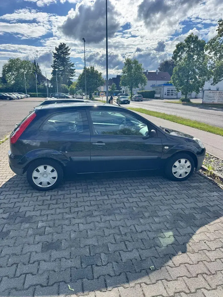 Gebraucht Ford Fiesta Ambiente 60 PS (44 kW) 2006 Blau Kleinwagen