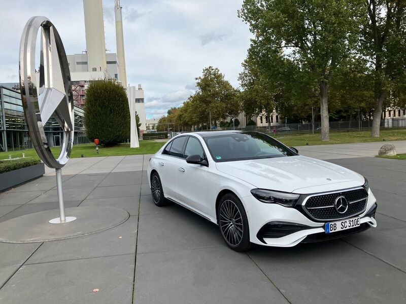 Gebraucht Mercedes E400 AMG line 252 PS (185 kW) 2024 Weiß Limousine