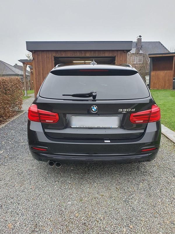 Gebraucht BMW 330 Sport Line 258 PS (189 kW) 2015 Schwarz Kombi