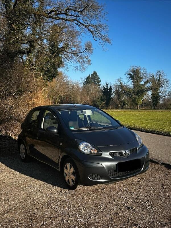 Grau Gebraucht 2010 Toyota Aygo Kleinwagen | 1.400 € (Guter Preis) - Bild 1/4