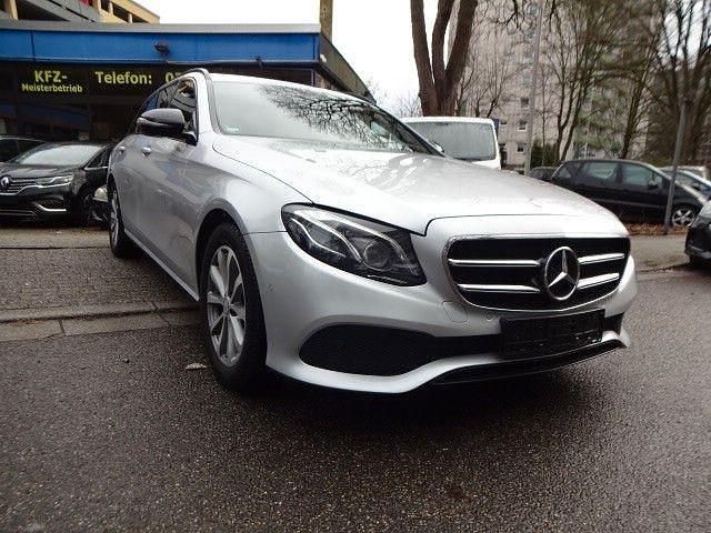 Silber Gebraucht 2017 Mercedes E220 Limousine | 15.999 € (Superpreis) - Bild 1/4