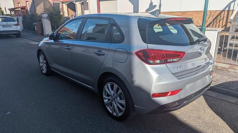 Gebraucht Hyundai i30 Trend 120 PS (88 kW) 2022 Silber Limousine