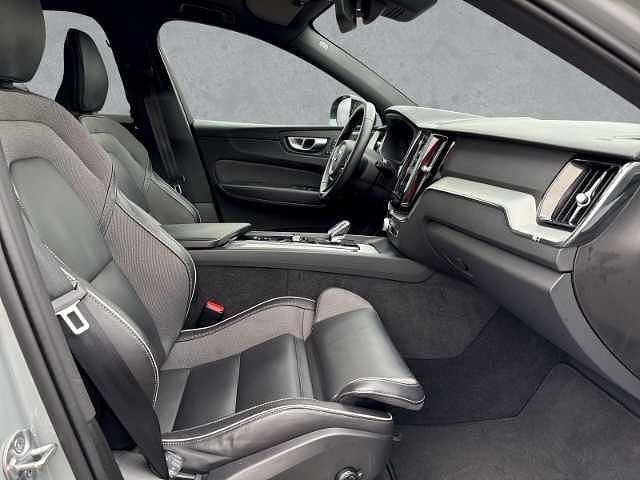 Gebraucht Volvo XC60 Plus 197 PS (144 kW) 2023 Grau SUV