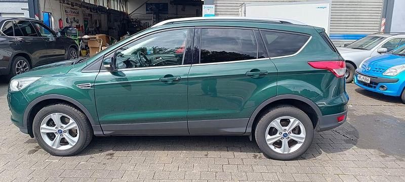 Grün Gebraucht 2016 Ford Kuga Individual SUV | 7.900 € (Guter Preis) - Bild 1/4