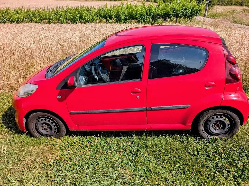 Gebraucht Peugeot 107 Active 68 PS (50 kW) 2012 Rot Kleinwagen