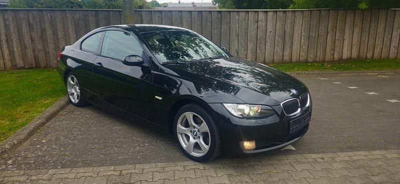 Schwarz Gebraucht 2007 BMW 320 Sport Line Coupé | 3.990 € (Superpreis) - Bild 1/4