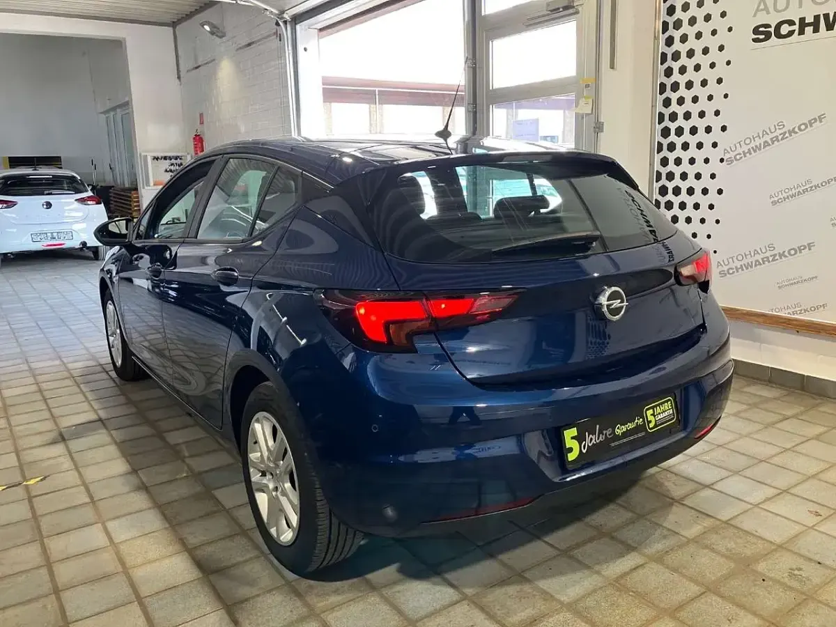 Używany Opel Astra 110 KM (80 kW) 2021 Niebieski Sedan/Limuzyna