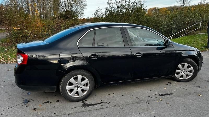 Schwarz Gebraucht 2006 VW Jetta Limousine | 4.444 € (Fairer Preis) - Bild 1/4