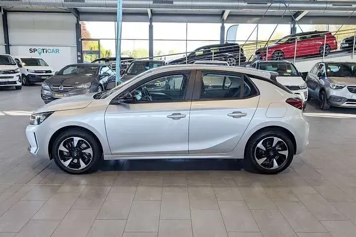 Usata Opel Corsa-e 100 kW (136 CV) 2023 Argento Utilitaria