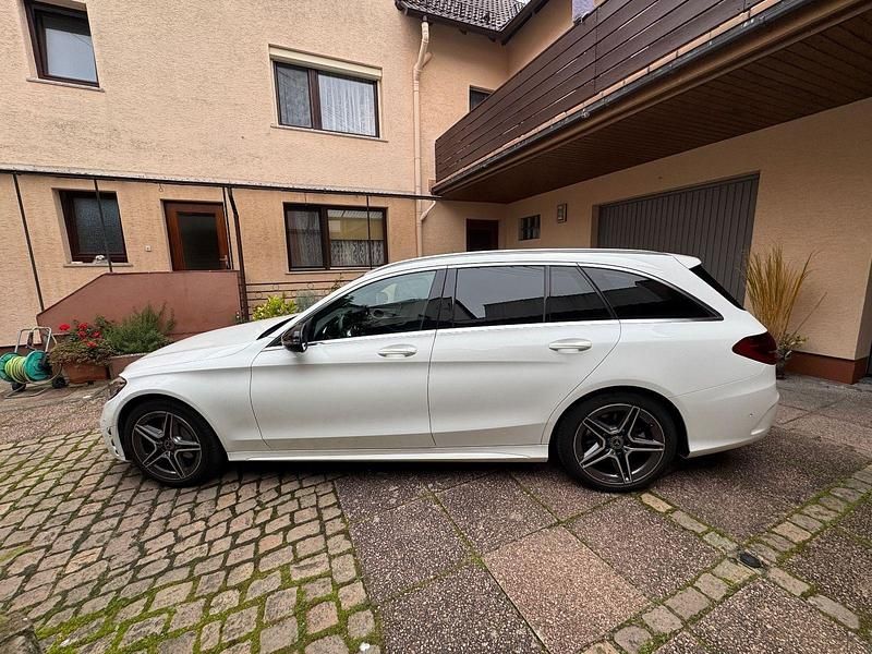 Weiß Gebraucht 2019 Mercedes C220 AMG line Kombi | 25.900 € (Guter Preis) - Bild 1/4