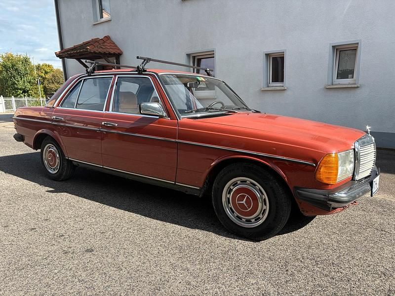 Rot Gebraucht 1983 Mercedes E230 Limousine | 8.600 € - Bild 1/4