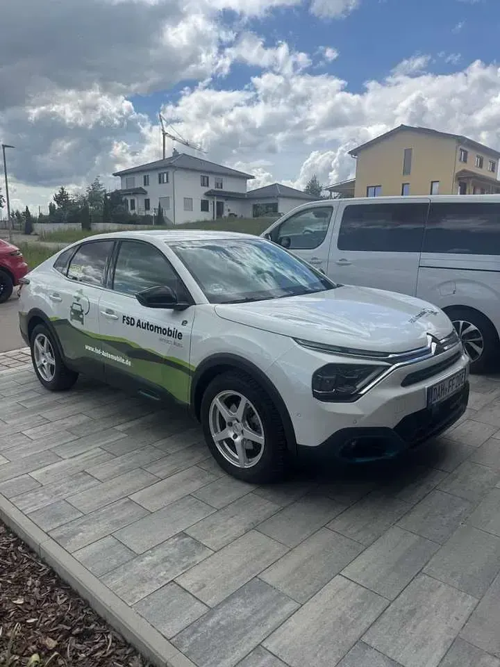 Gebraucht Citroën e-C4 Shine 100 kW (136 PS) 2025 Weiß Limousine