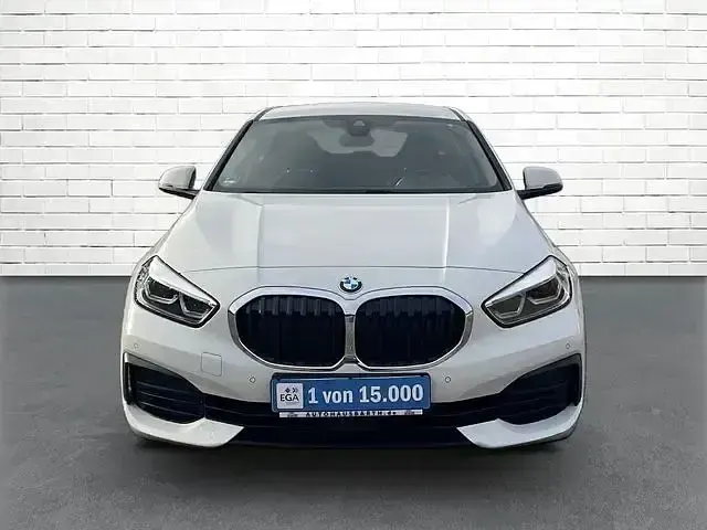 Używany BMW 118 Advantage 150 KM (110 kW) 2022 Biały Hatchback