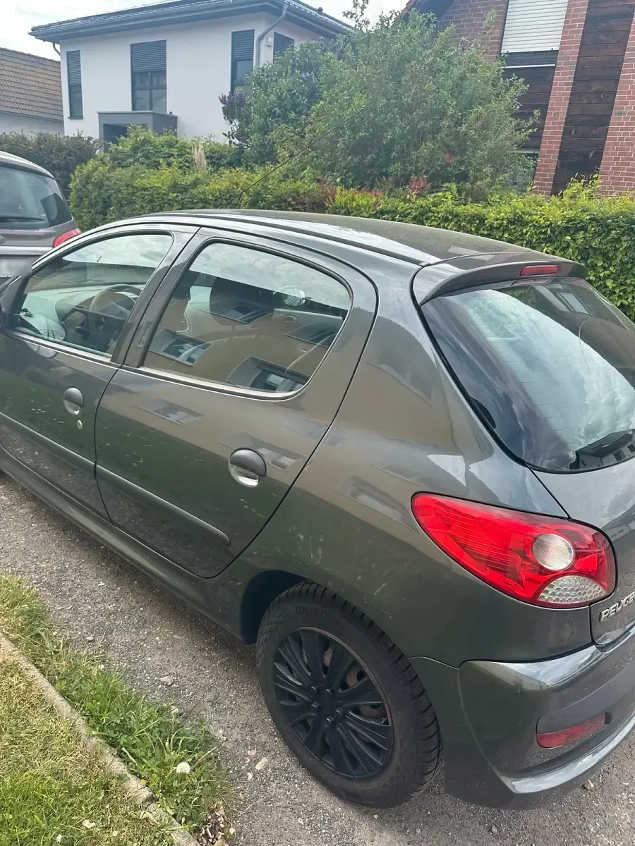Gebraucht Peugeot 206+ 65 PS (47 kW) 2011 Grau Kleinwagen