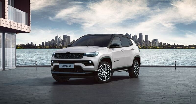 Alpine white/dach schwarz Neu 2024 Jeep Compass Summit SUV | 38.490 € (Fairer Preis) - Bild 1/3