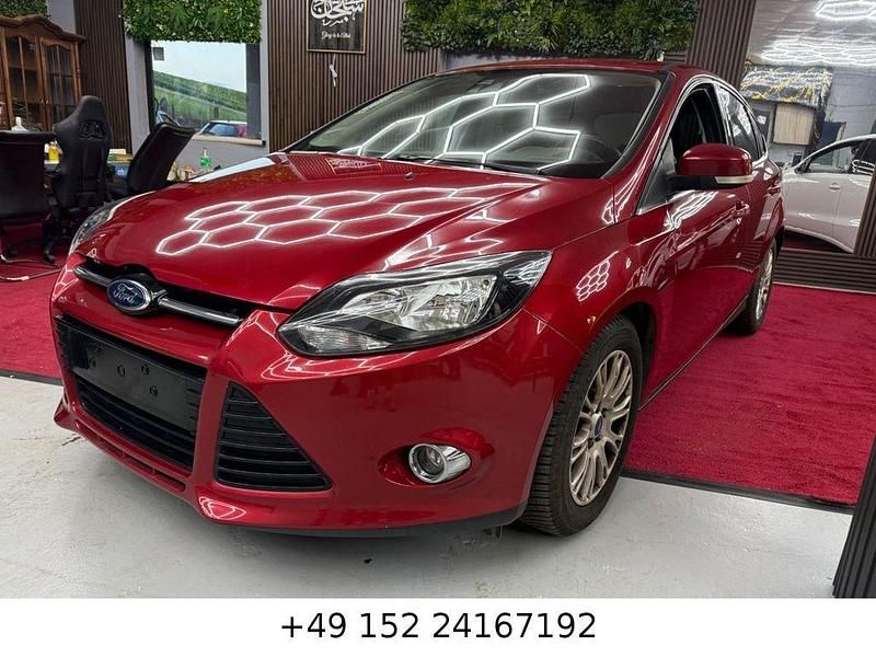Rot Gebraucht 2011 Ford Focus Titanium Limousine | 3.990 € (Guter Preis) - Bild 1/4