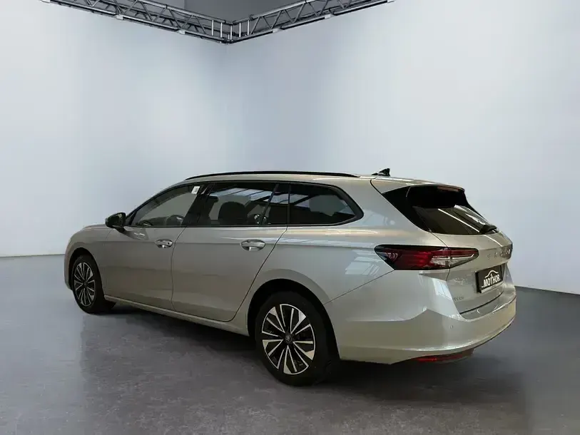 Używany Skoda Superb Selection 150 KM (110 kW) 2025 Srebrny Kombi