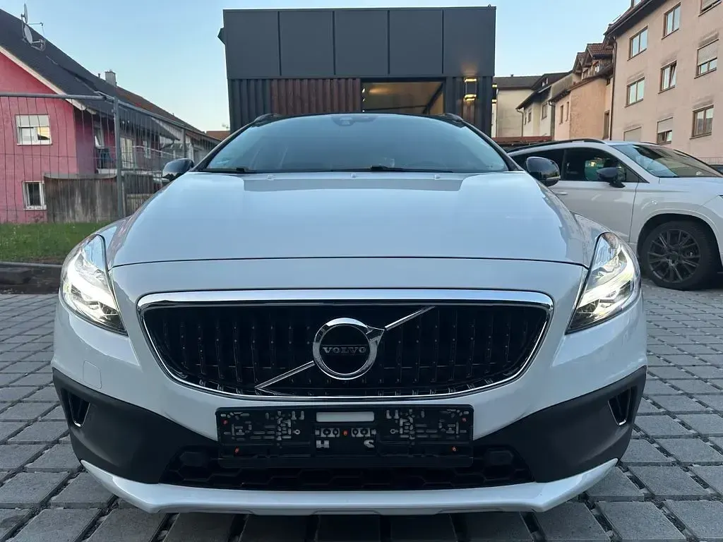 Gebraucht Volvo V40 CC Momentum 152 PS (111 kW) 2016 Weiß Kombi