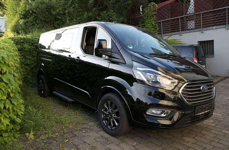 Schwarz Gebraucht 2018 Ford Tourneo Custom Titanium Van / Kleinbus | 32.500 € (Fairer Preis) - Bild 1/4