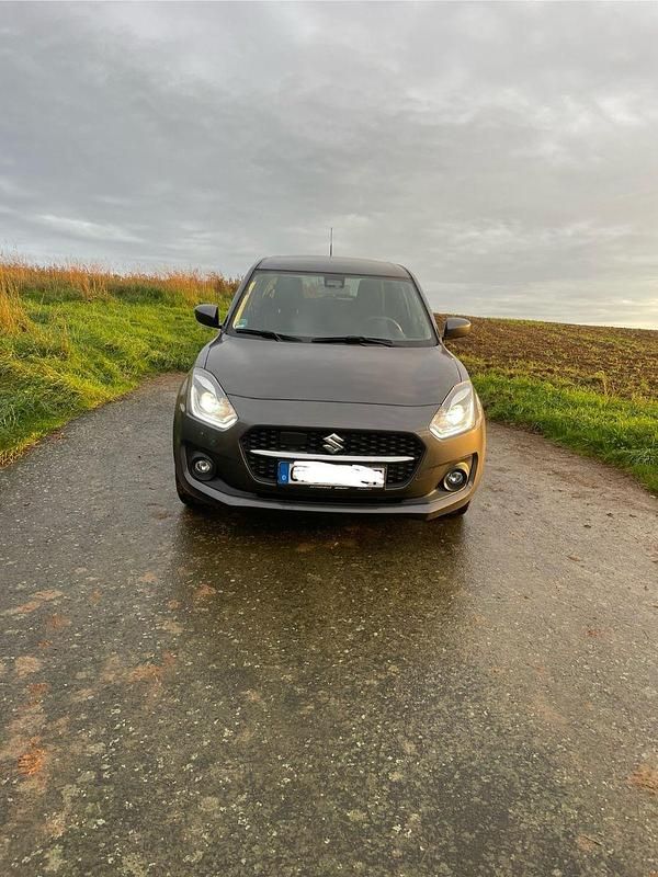Grau Gebraucht 2024 Suzuki Swift Comfort Kleinwagen | 17.400 € (Fairer Preis) - Bild 1/4