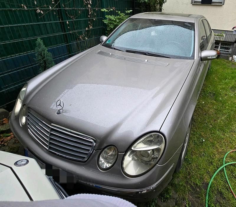 Silber Gebraucht 2004 Mercedes E240 Elegance Limousine | 5.499 € (Fairer Preis) - Bild 1/4