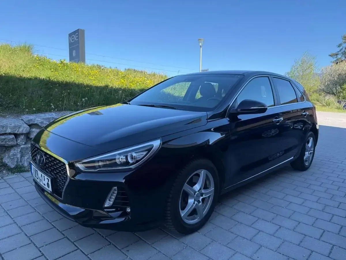 Gebraucht Hyundai i30 Premium 140 PS (102 kW) 2017 Schwarz Limousine