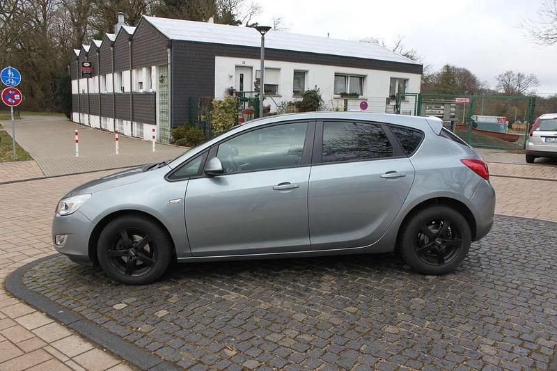 Gebraucht Opel Astra Design Edition 101 PS (74 kW) 2012 Silbersee/perl silber Kleinwagen