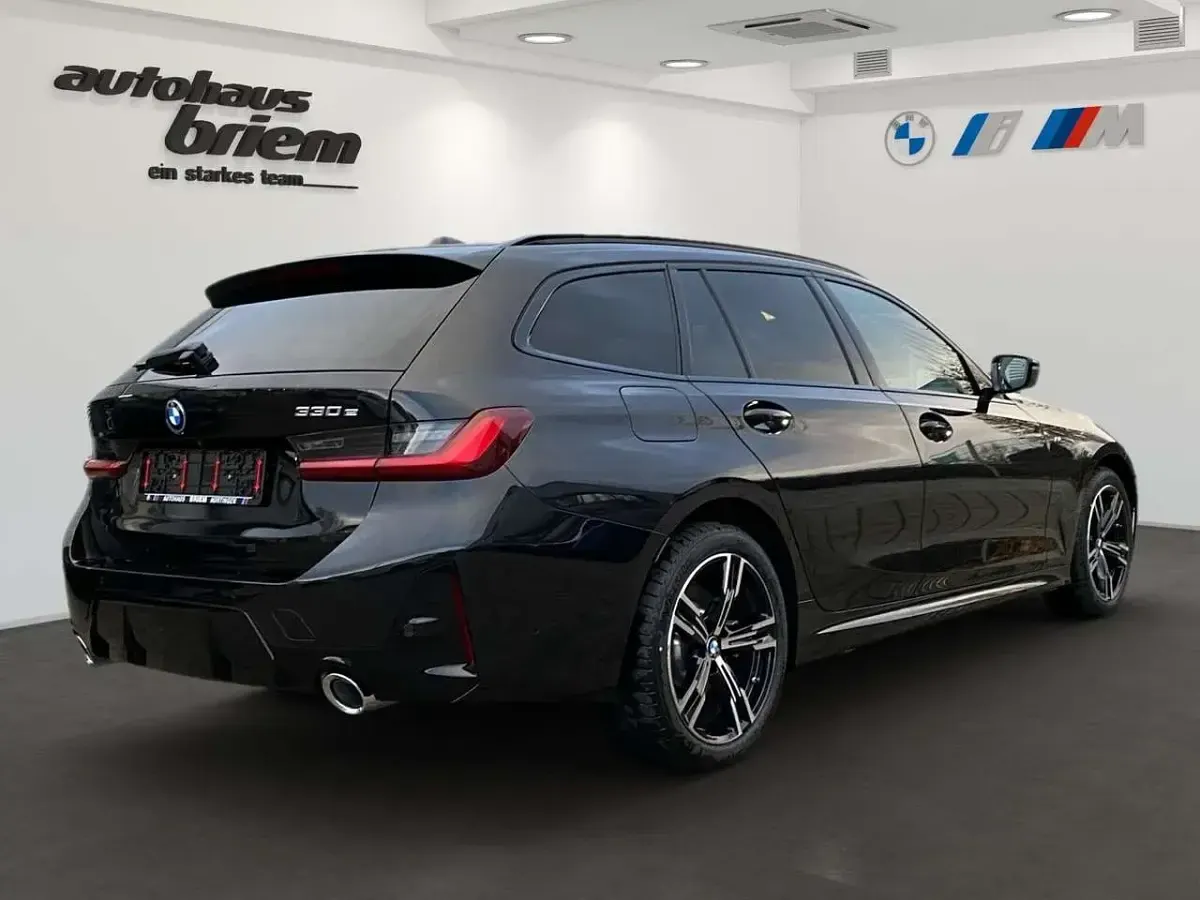 Gebraucht BMW 330e M Sport 292 PS (214 kW) 2024 Black sapphire metallic Kombi