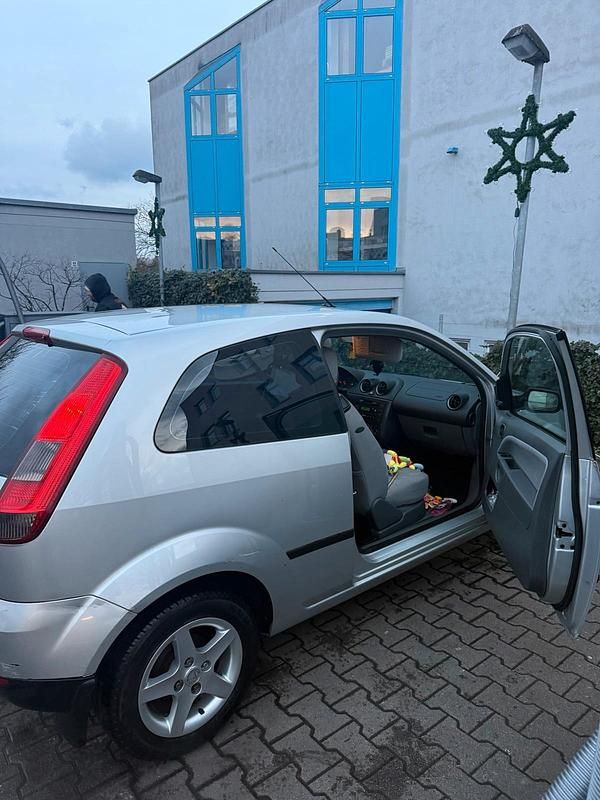 Grau Gebraucht 2004 Ford Fiesta Kleinwagen | 800 € (Fairer Preis) - Bild 1/4