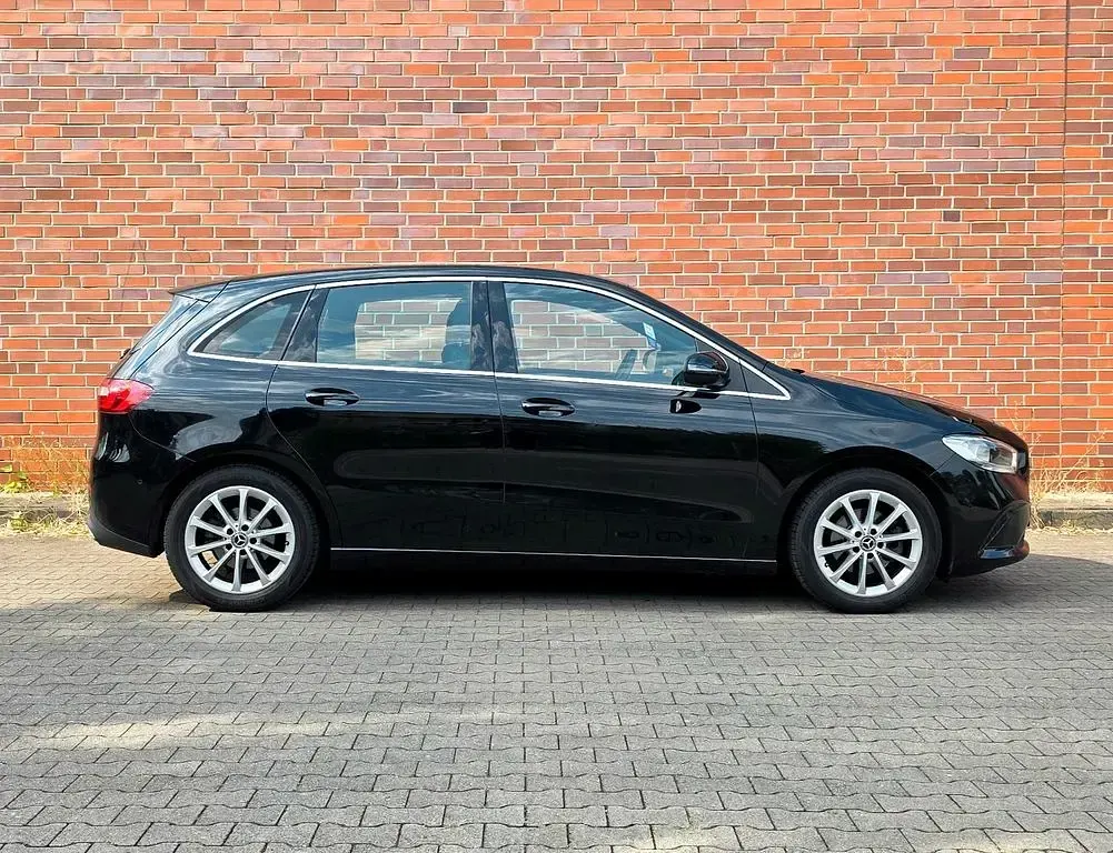 Gebraucht Mercedes B180 116 PS (85 kW) 2019 Schwarz Kleinwagen