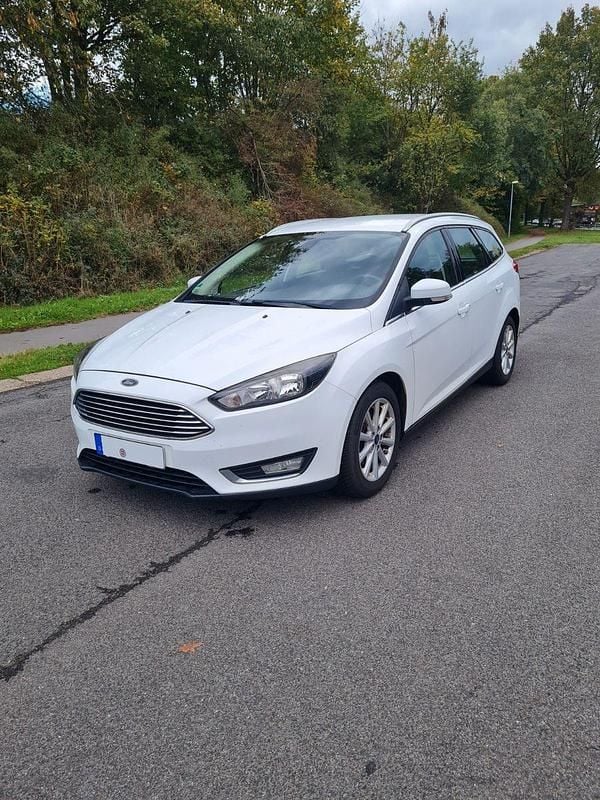Weiß Gebraucht 2015 Ford Focus Trend Kombi | 4.280 € (Fairer Preis) - Bild 1/4