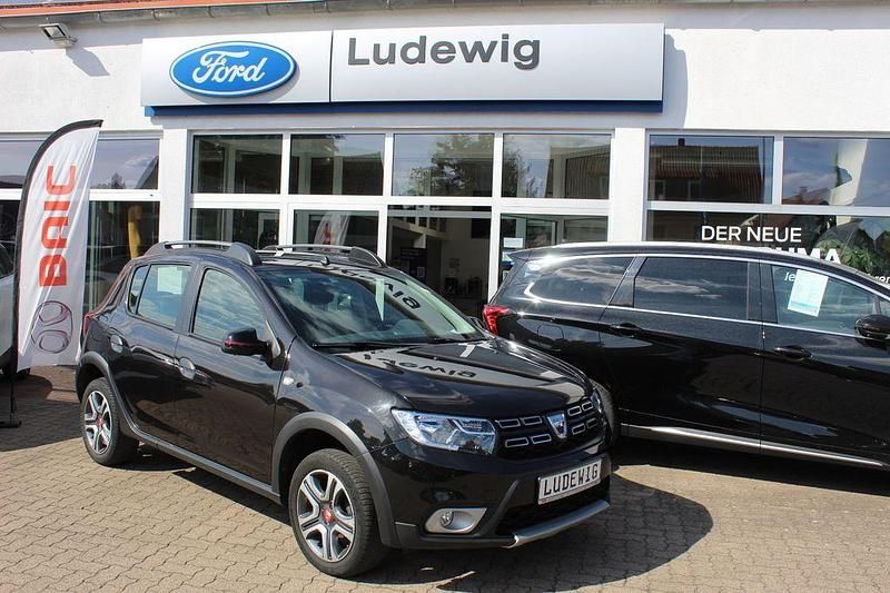 Schwarz Gebraucht 2020 Dacia Sandero Stepway Kleinwagen | 12.990 € (Teuer) - Bild 1/4