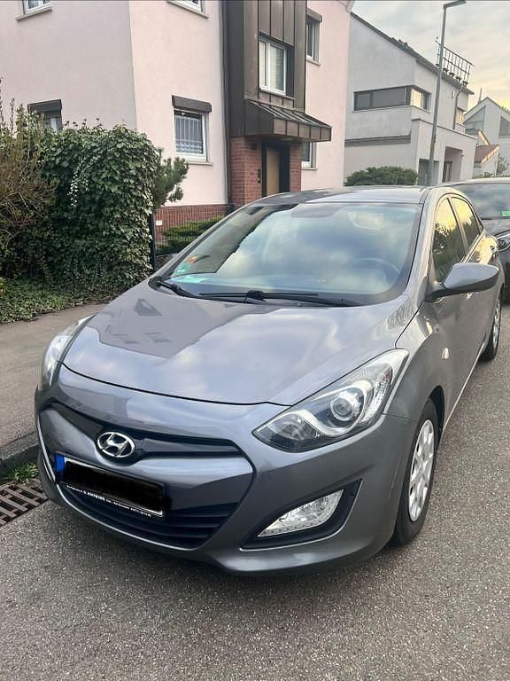 Gebraucht Hyundai i30 Classic 99 PS (72 kW) 2013 Grau Limousine