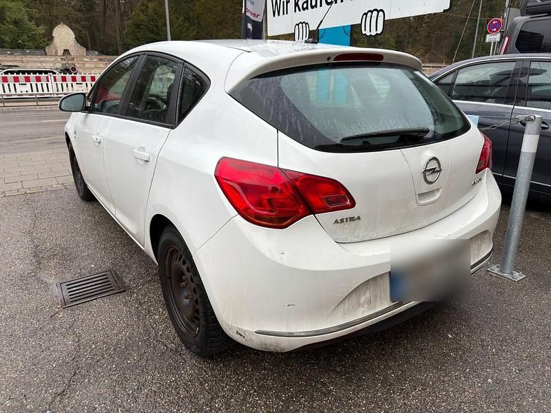Gebraucht Opel Astra 101 PS (74 kW) 2013 Weiß Kleinwagen