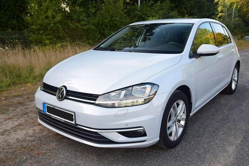 Weiß Gebraucht 2017 VW Golf VII Comfortline Limousine | 13.750 € (Fairer Preis) - Bild 1/4