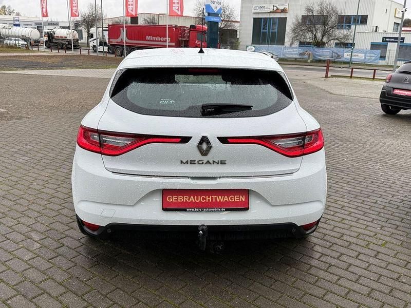 Gebraucht Renault Mégane IV Play 132 PS (97 kW) 2018 Weiß Limousine