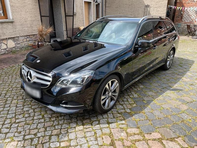 Schwarz Gebraucht 2013 Mercedes E300 Kombi | 16.500 € (Fairer Preis) - Bild 1/4
